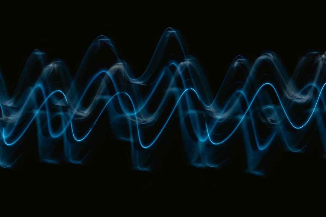 Blå ljudvågform mot svart bakgrund, illustration av digital musikdata