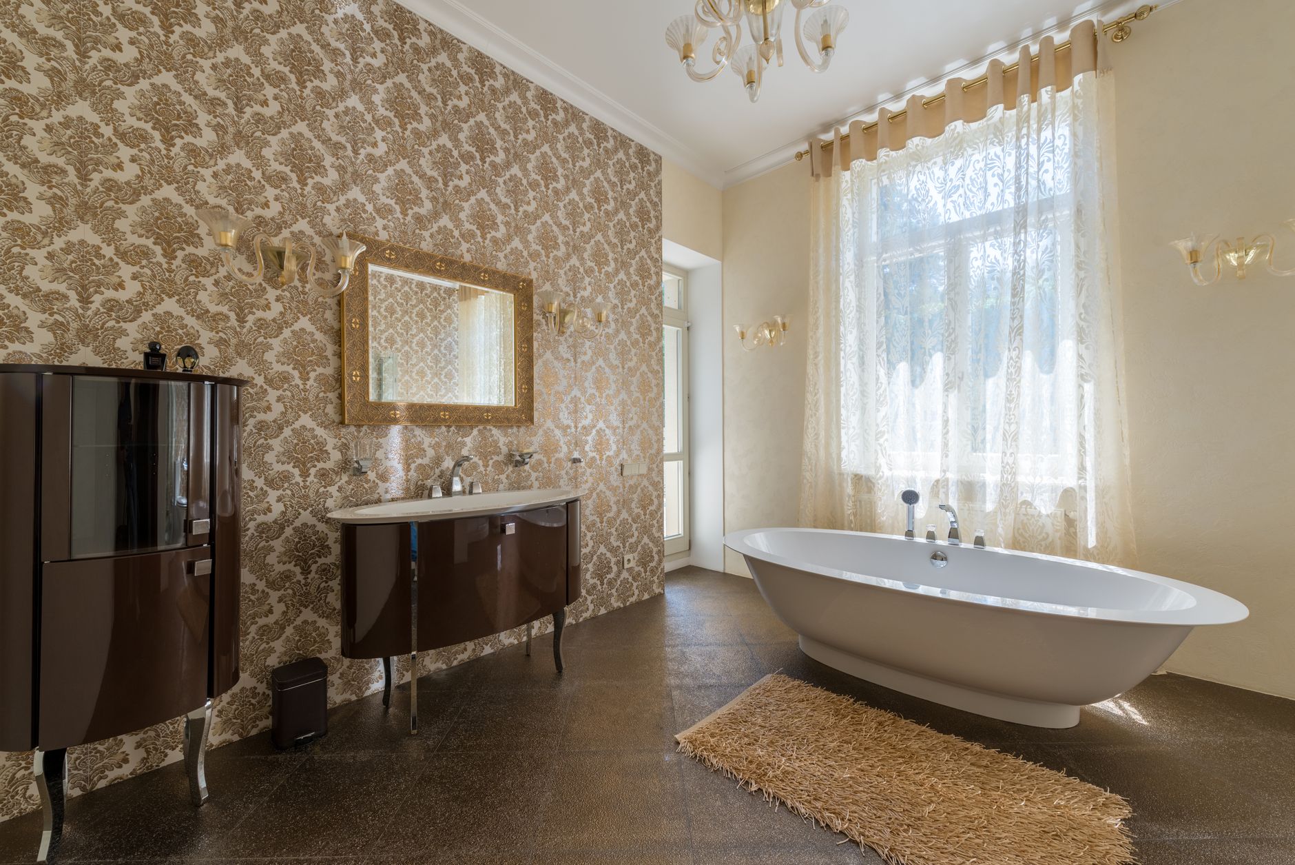 Badrum med beige monstrad tapet och badkar