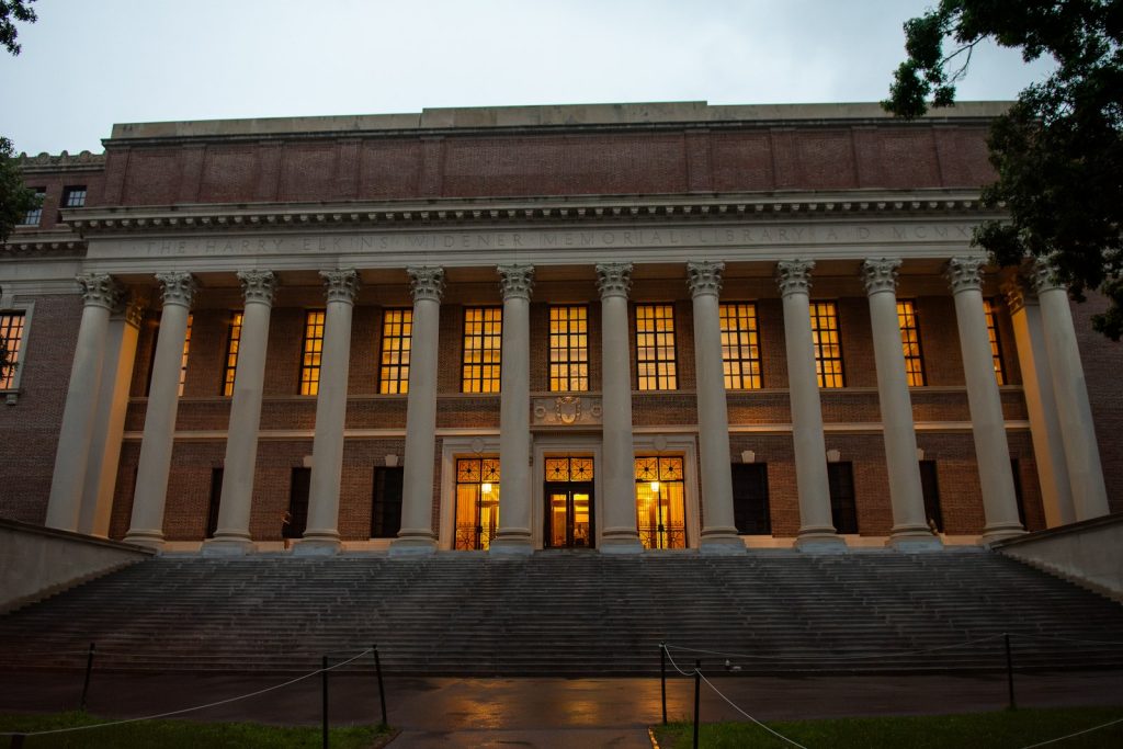 Det columnprydda biblioteket vid Harvard University lyser varmt i skymningen