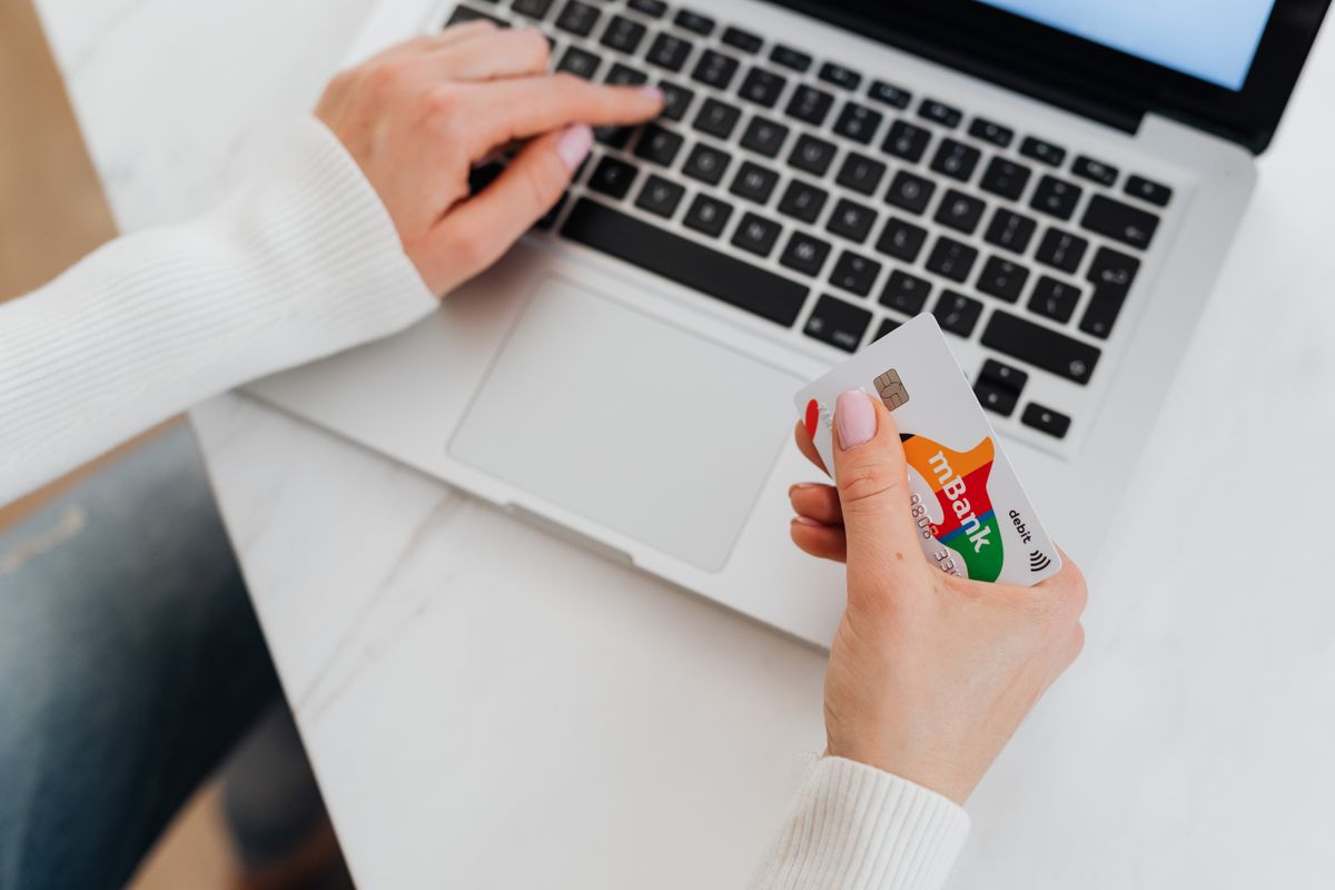 Person handlar online med laptop och betalkort