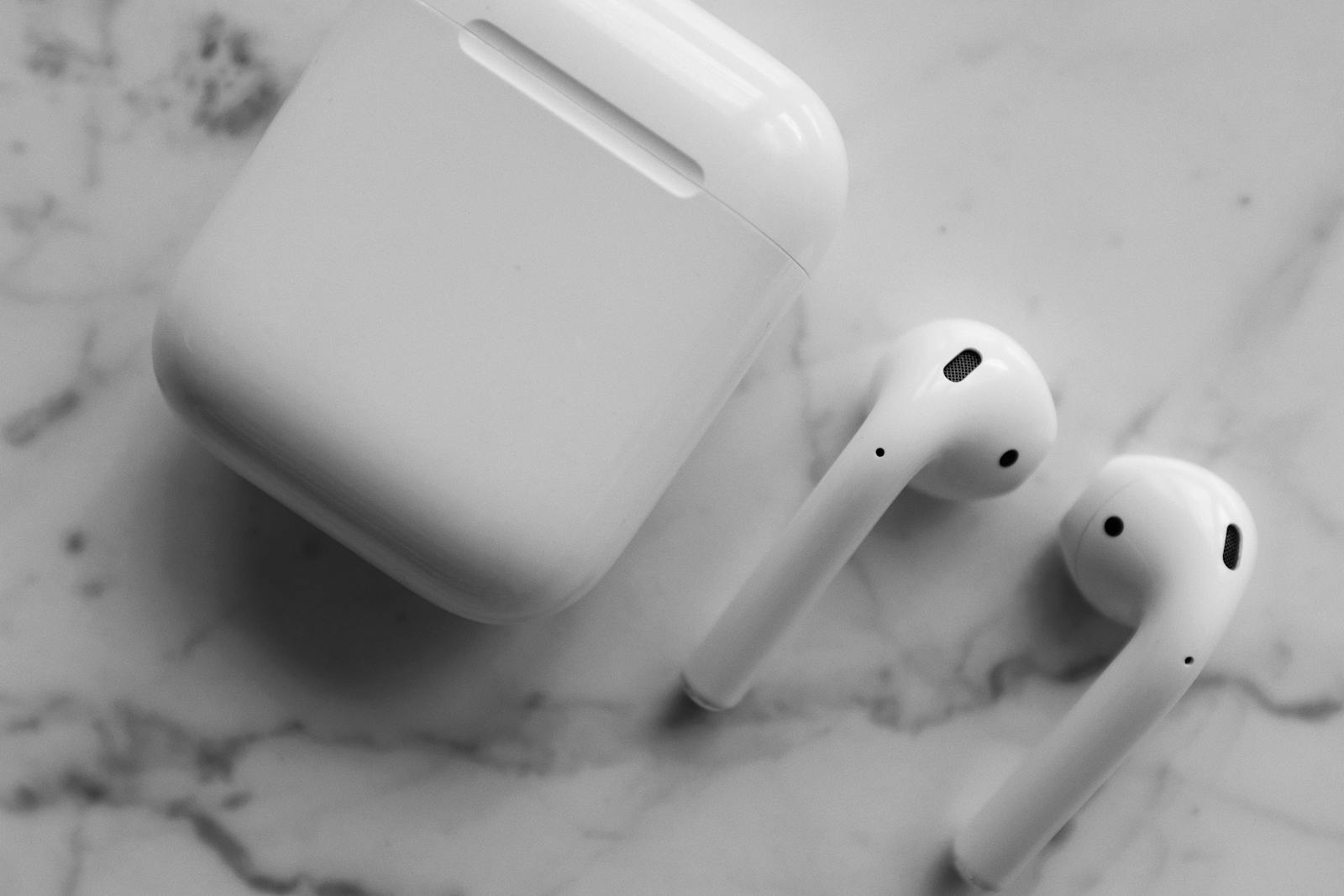 AirPods trådlösa hörlurar med laddfodral på marmor