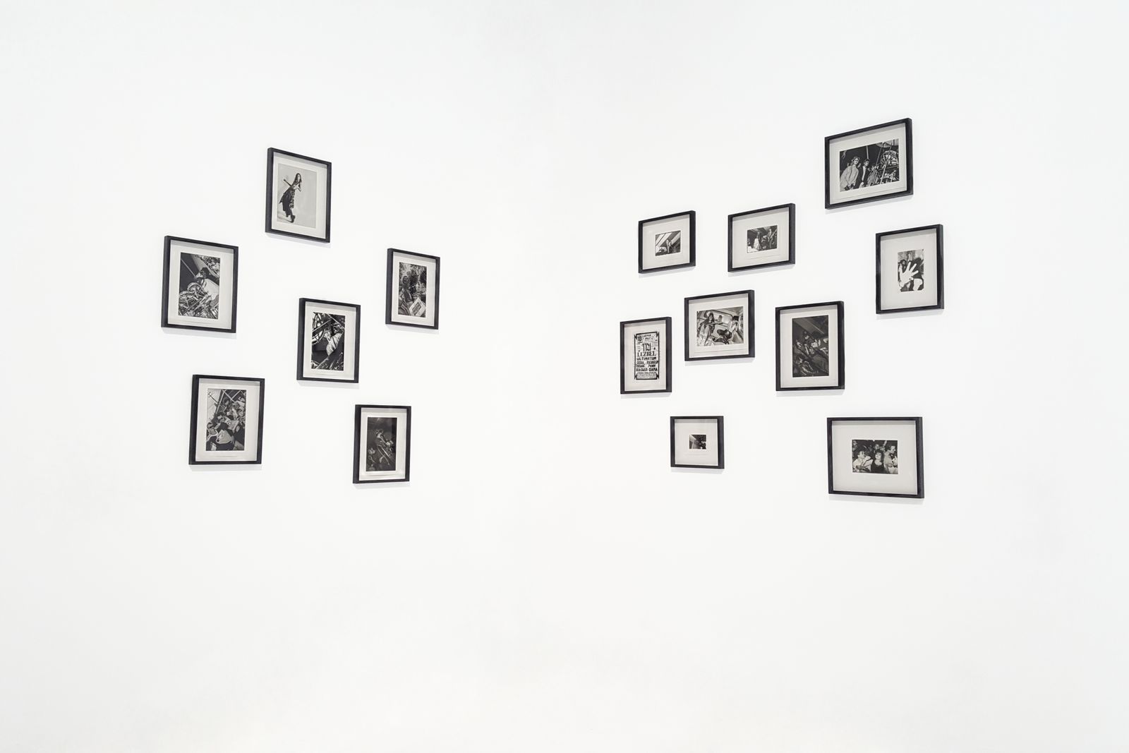 Två väggar med svartvita inramade fotografier i en gallerimiljö