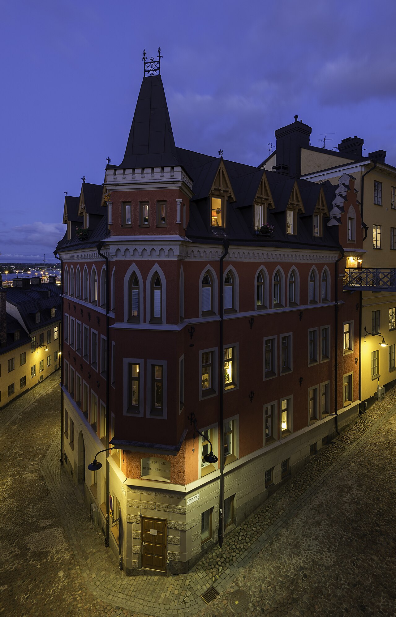 Sekelskiftets stenhus längs en gata på Mariaberget på Södermalm