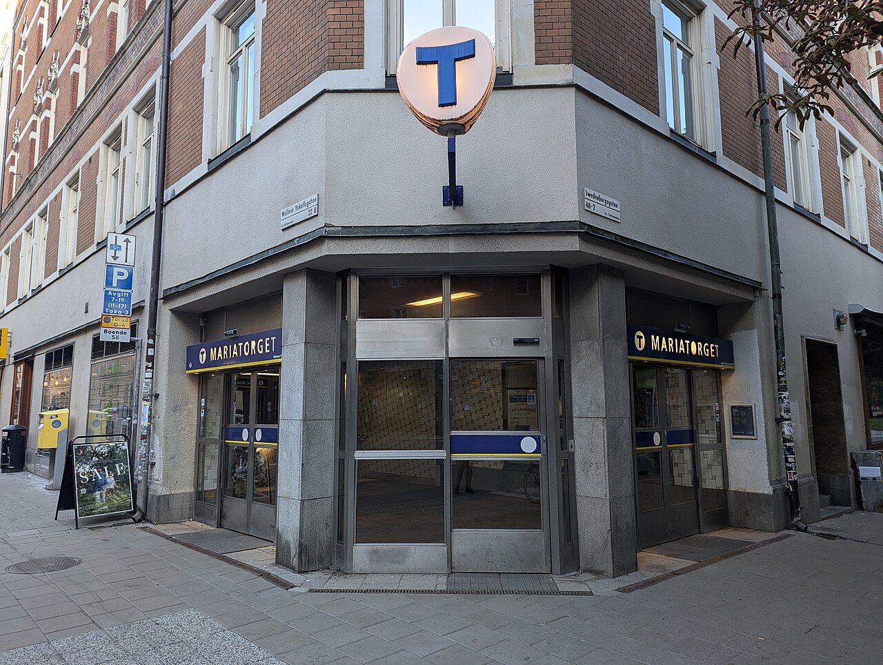 Uppgången till tunnelbanestationen Mariatorget