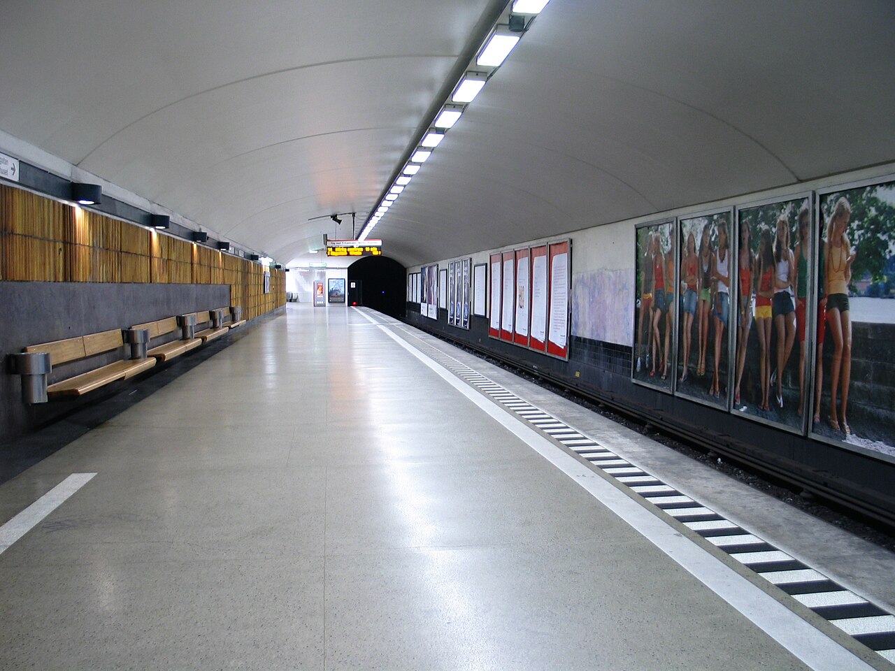 Perrong på tunnelbanestationen Mariatorget på röda linjen