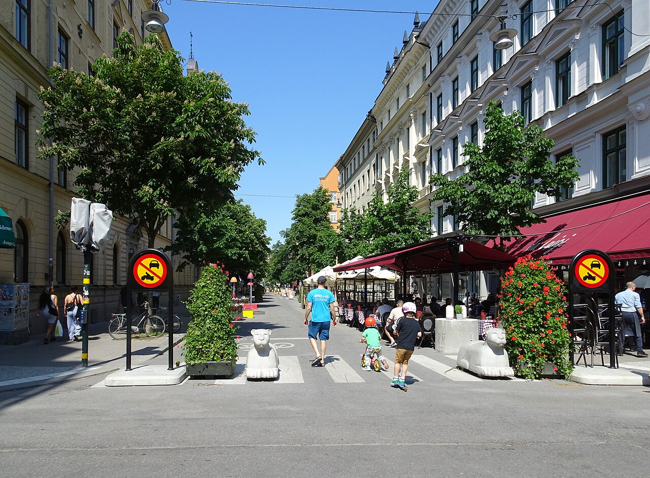 Uteserveringar längs Swedenborgsgatan vid Mariatorget