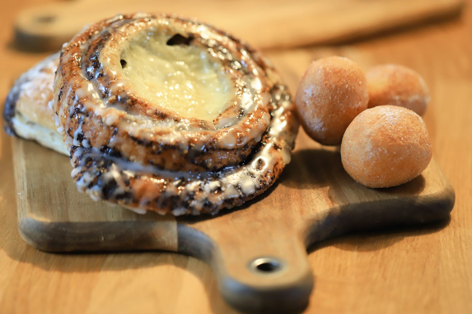 Nygräddad kanelbulle med pärlsocker, klassisk svensk fika
