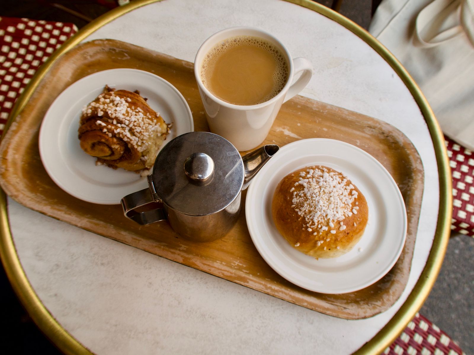 Espresso och bakverk på en bricka, klassisk fika