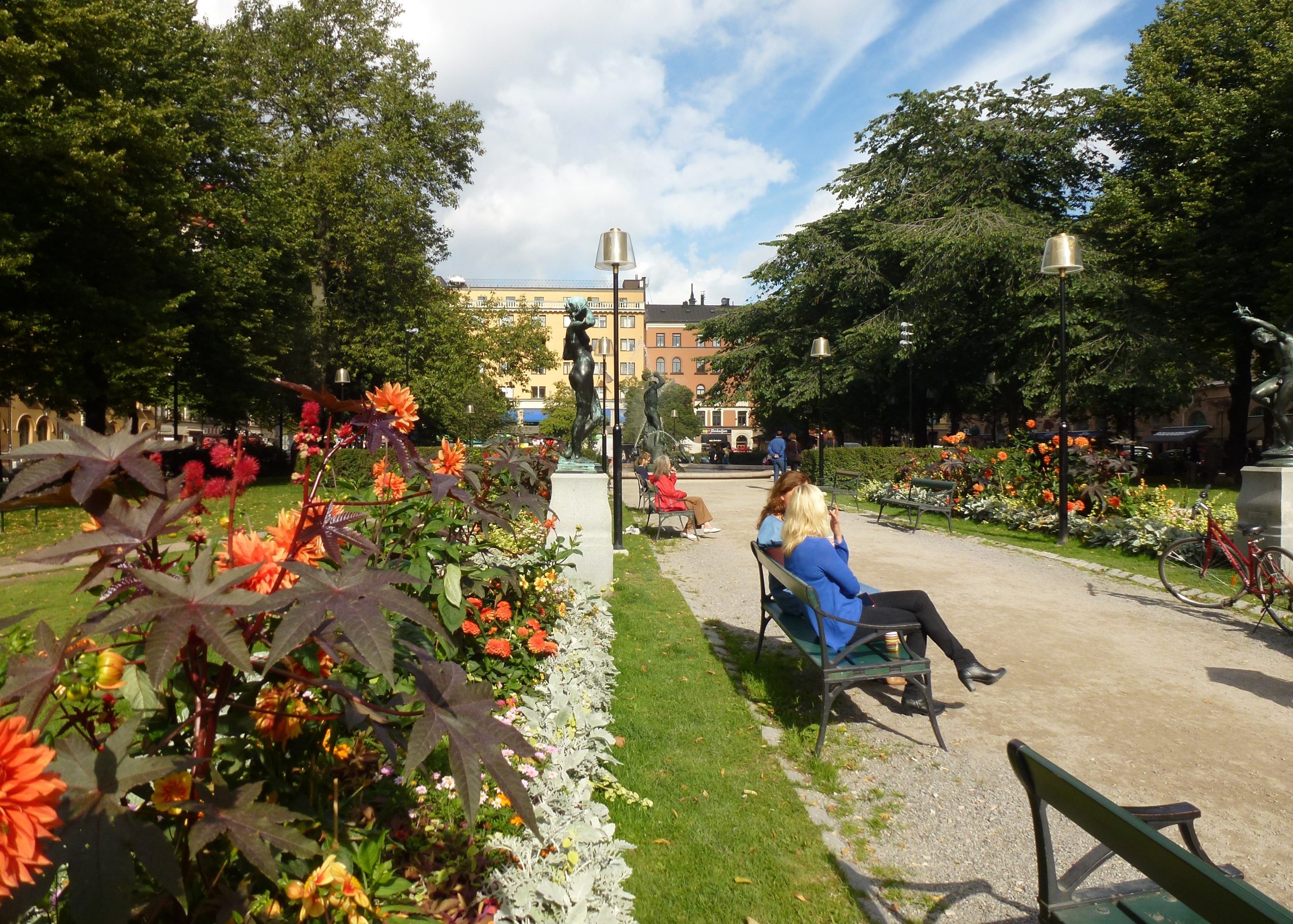Mariatorget med blommande rabatter och parkbänkar en sommardag