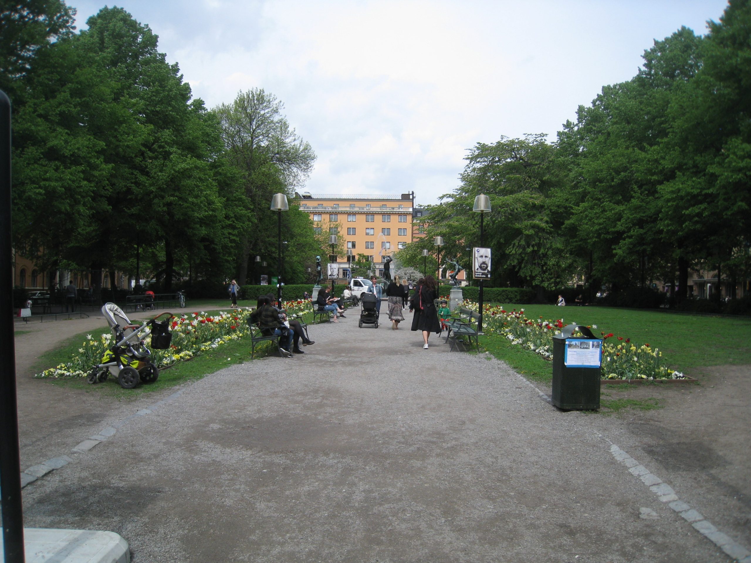 Mariatorget med parken och blomsterrabatter, vy mot norr