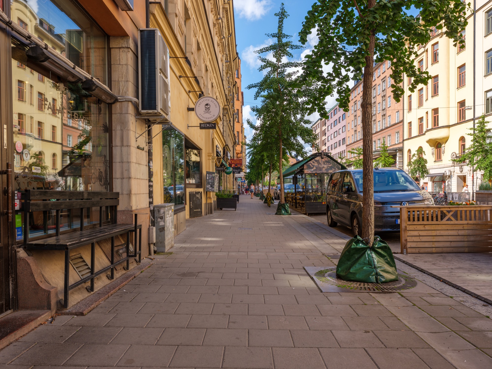 Gatuvy längs Hornsgatan på Södermalm i Stockholm