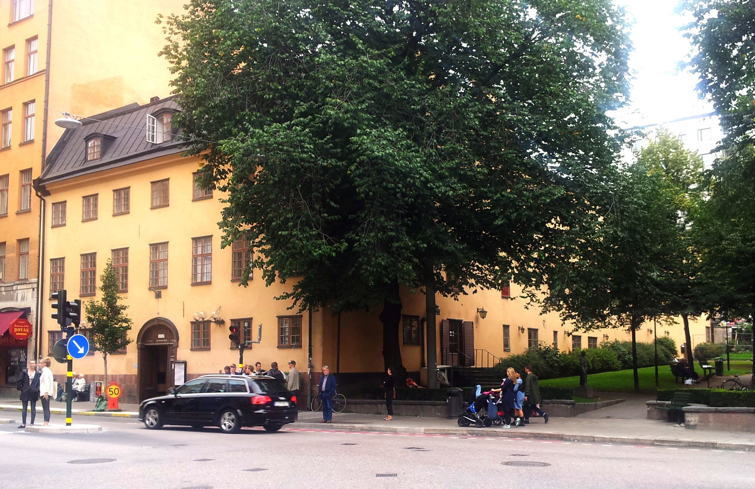 Det gula 1700-talshuset Bysis vid Hornsgatan 82 på Södermalm, med Bysistäppans grönska till höger