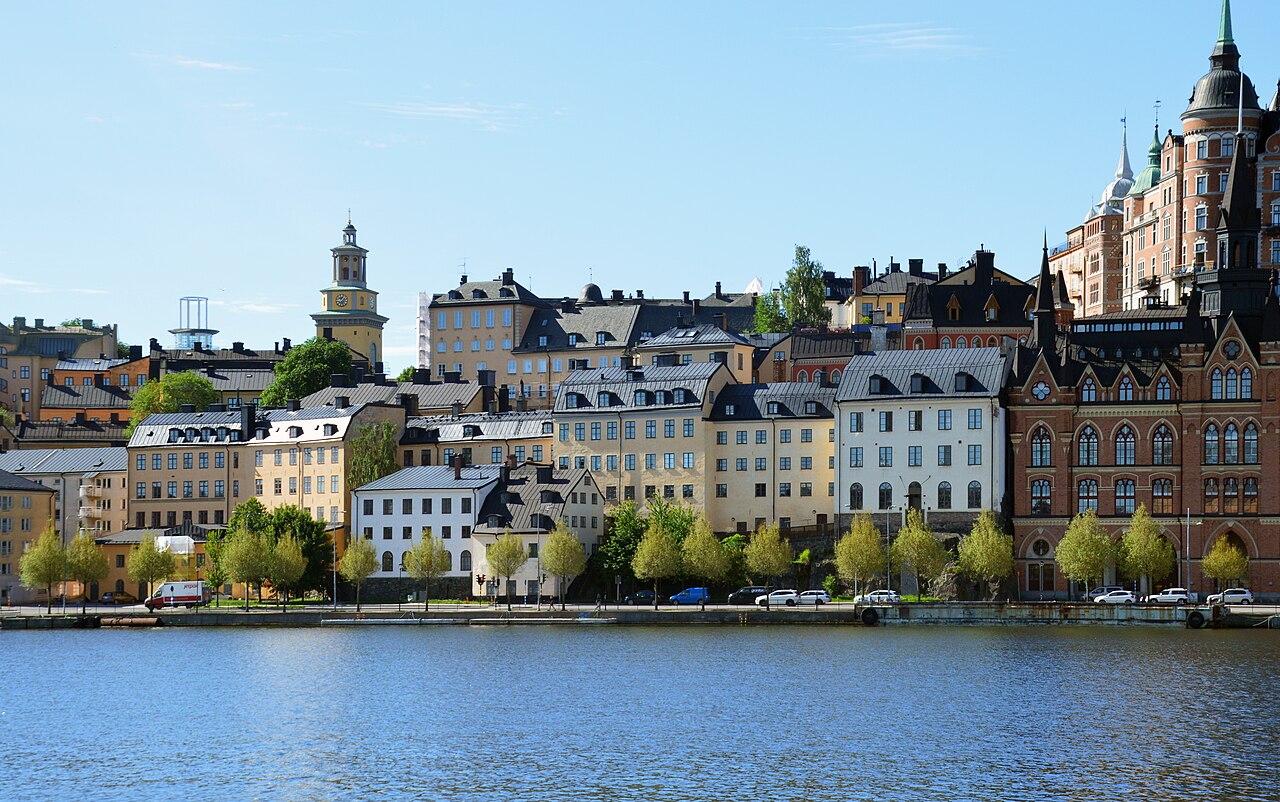 Mariabergets stenhusfront mot Riddarfjärden sedd från Riddarholmen, med Maria Magdalena kyrkas torn och Mariahissen