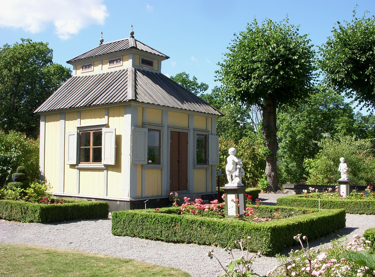 Gult lusthus med säteritak vid Rosengården på Skansen