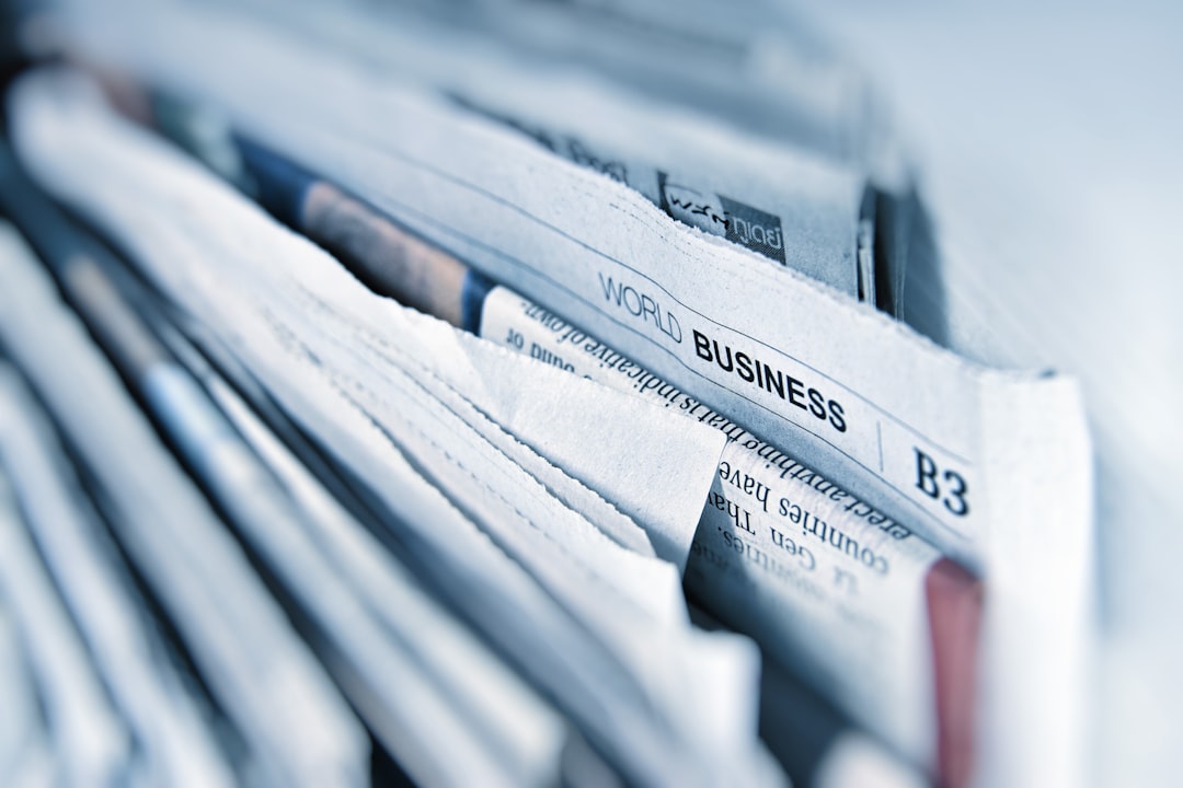 Trave hopvikta tidningar med affärsrubriker