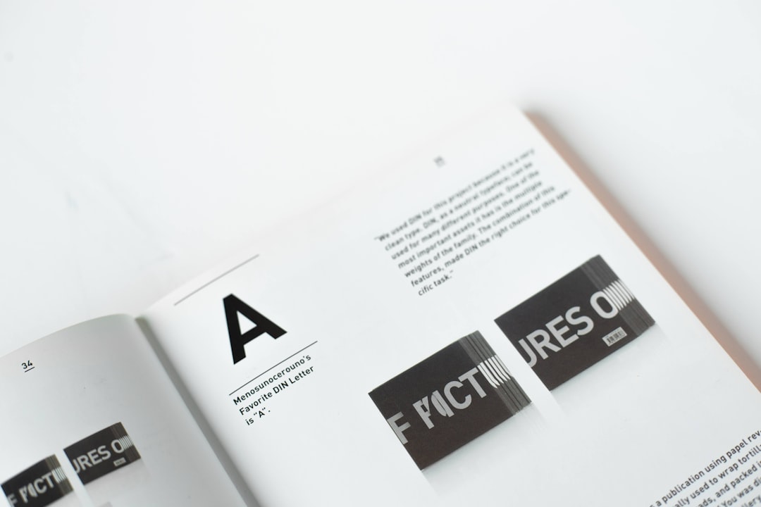 Uppslagen tidskrift med ren typografisk sidlayout