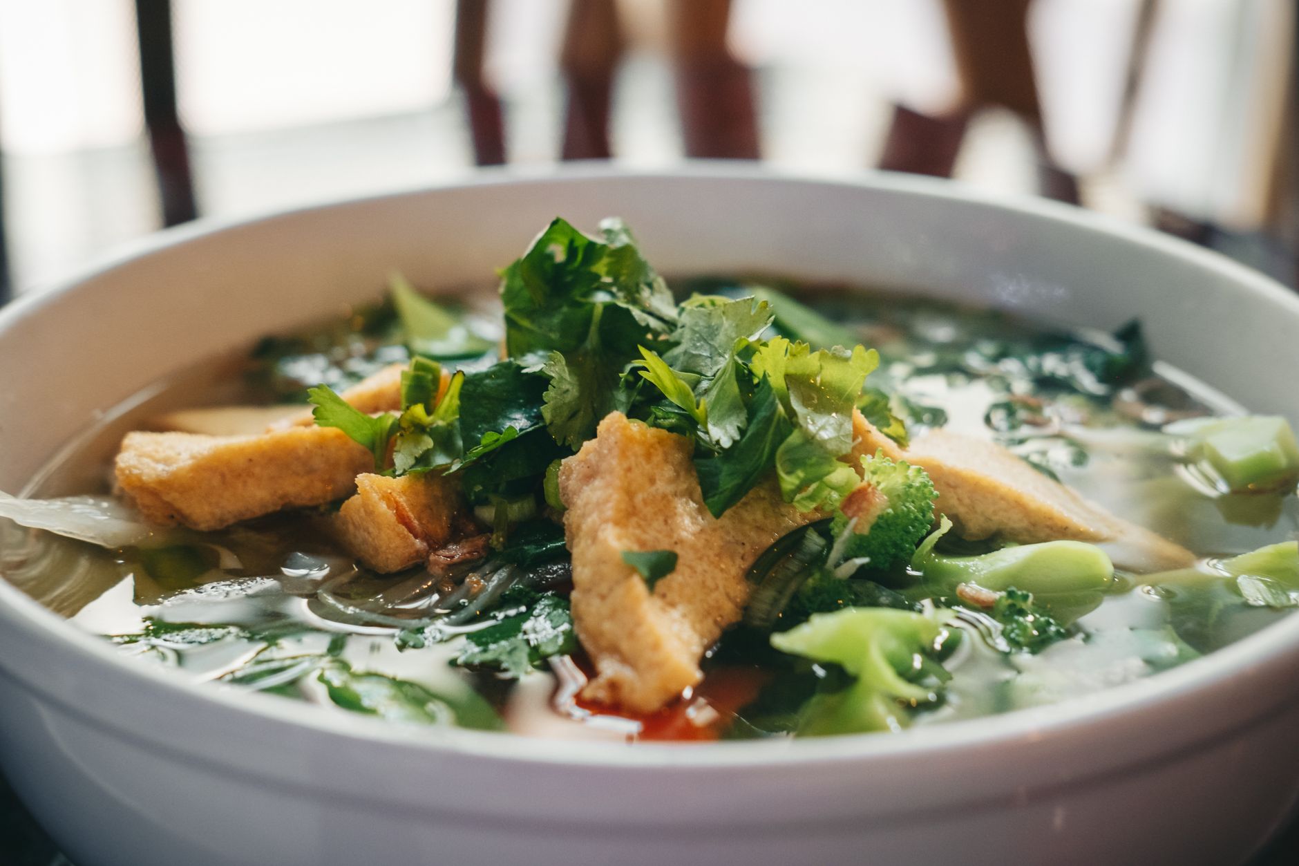 Vegansk nudelsoppa med grönsaker och tofu