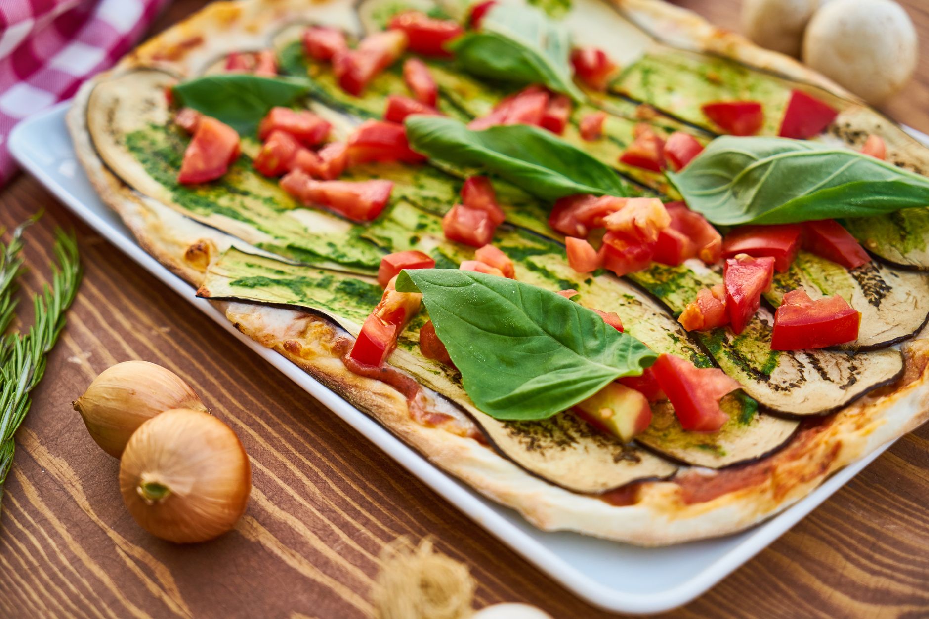 Vegansk pizza med grönsaker och basilika