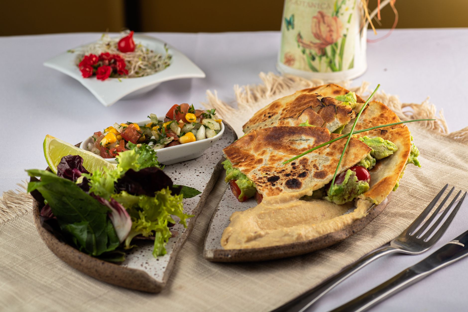 Quesadilla med bönröra och avokado