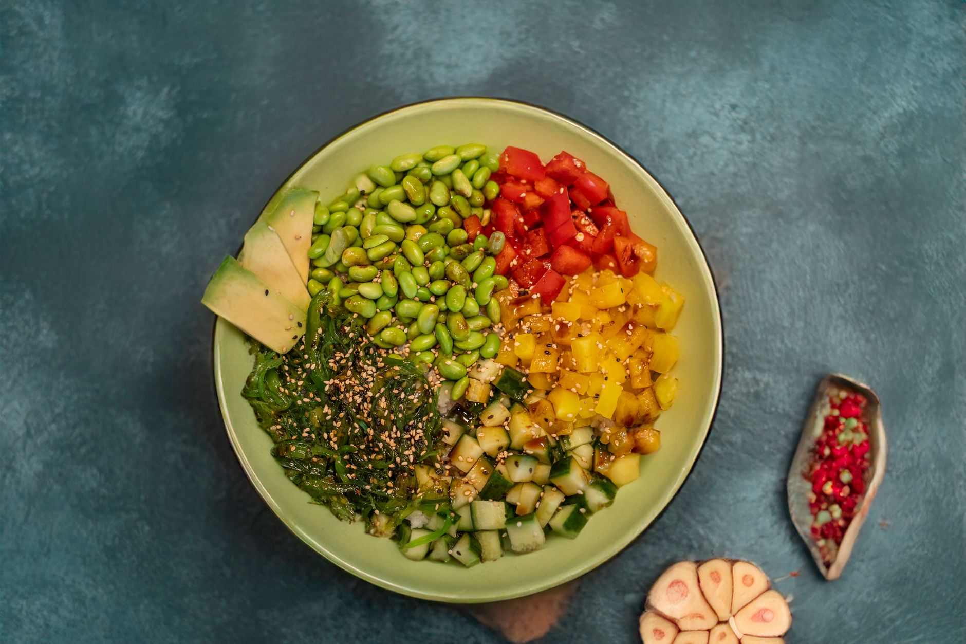 Färgglad vegansk bowl med edamame, mango, paprika och baljväxter
