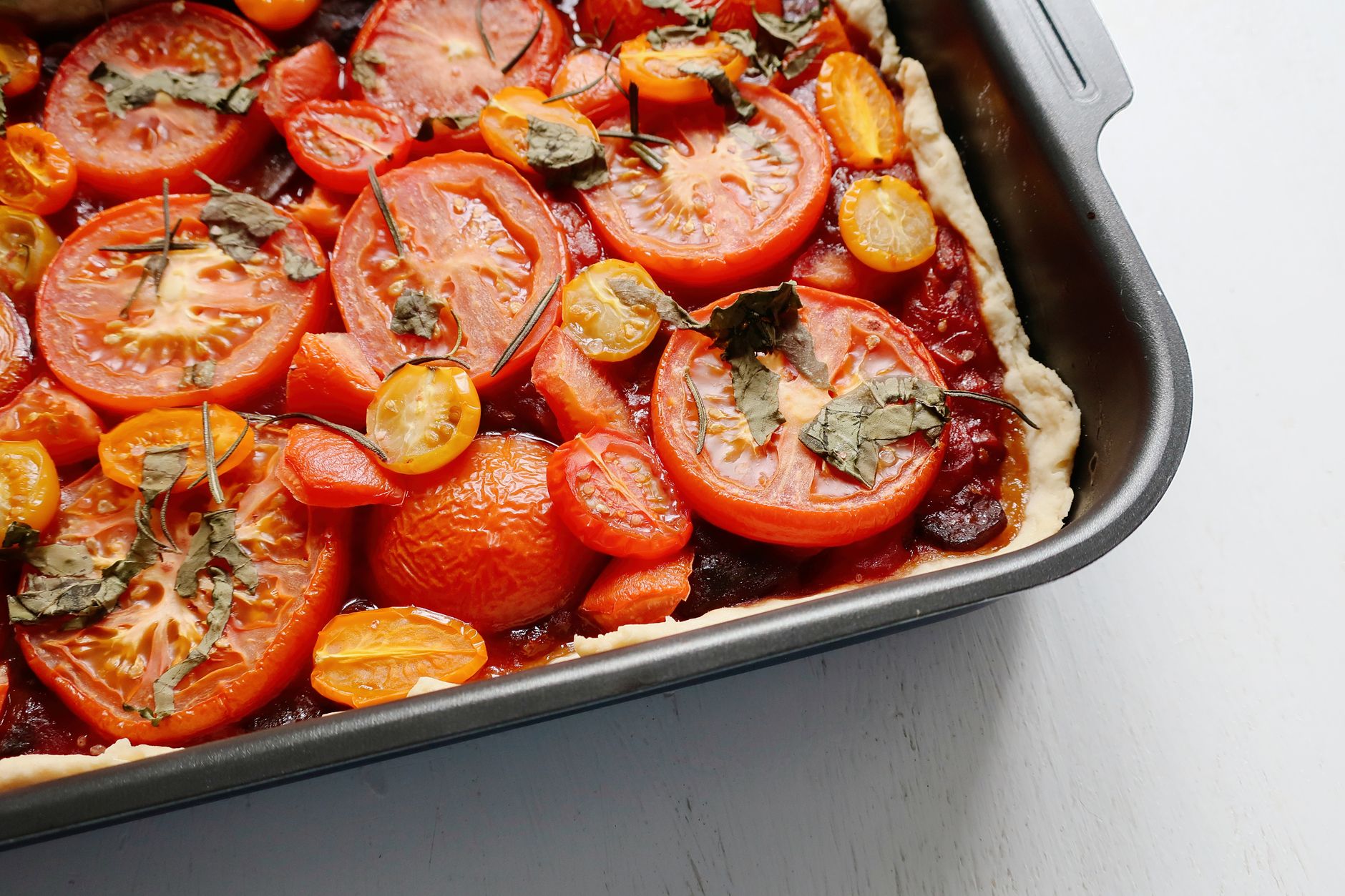 Vegansk grönsakspaj med tomat
