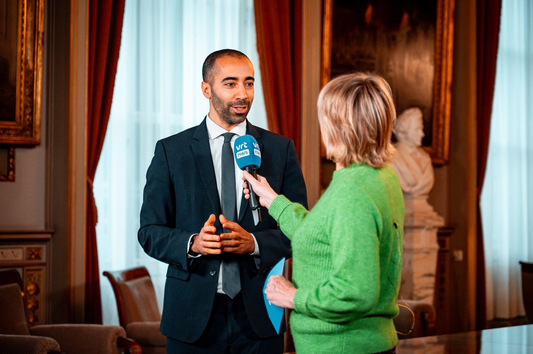 Journalist intervjuar en person med mikrofon