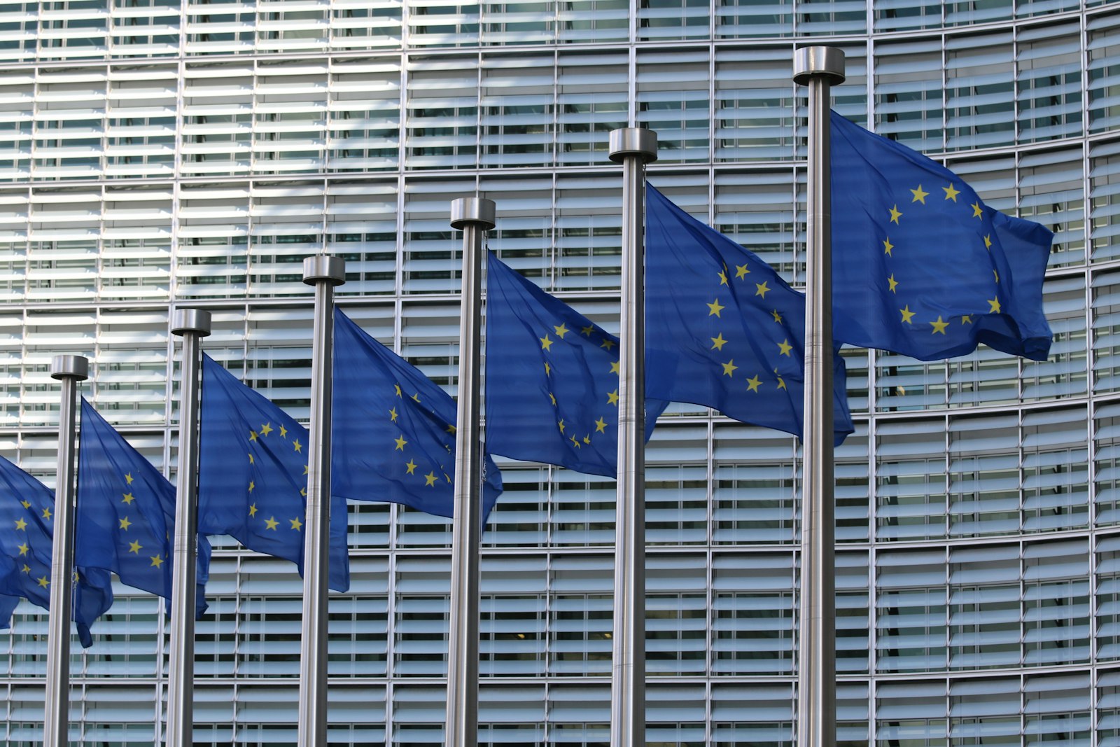 EU-flaggor utanför Europeiska kommissionens Berlaymontbyggnad i Bryssel