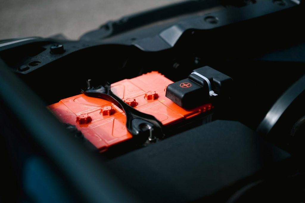 Batteri i en elbil under motorhuven