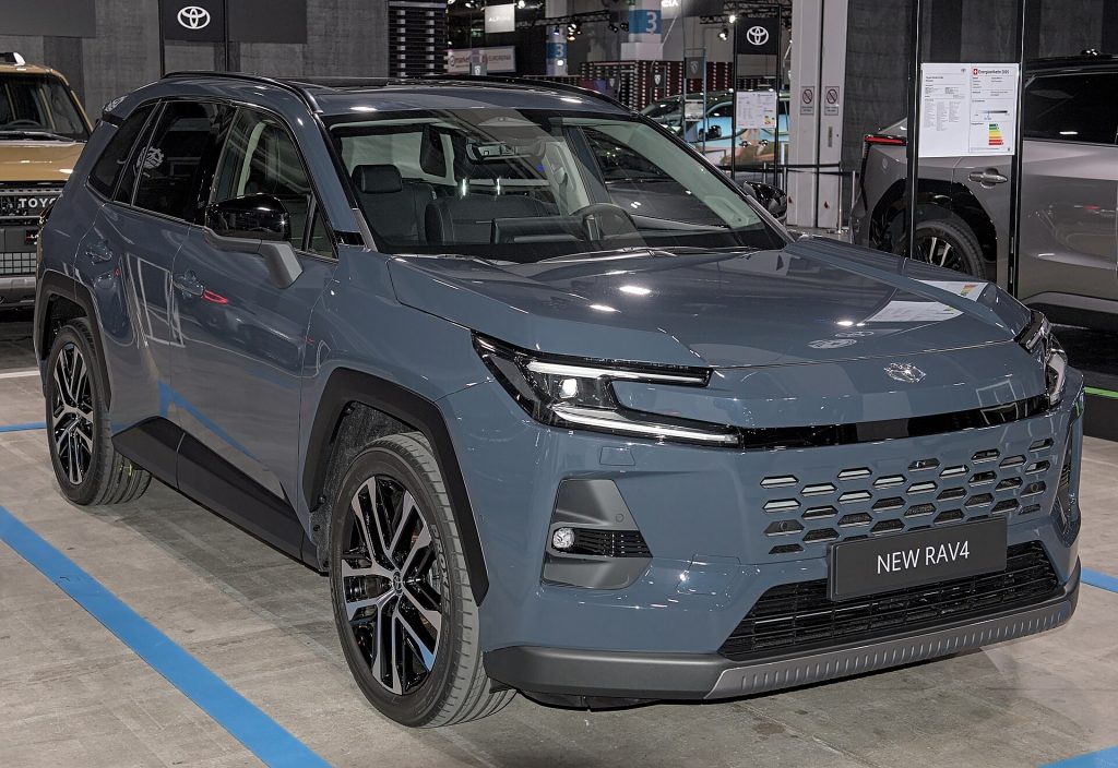 Ny Toyota RAV4 laddhybrid i gråblå färg på en bilsalong