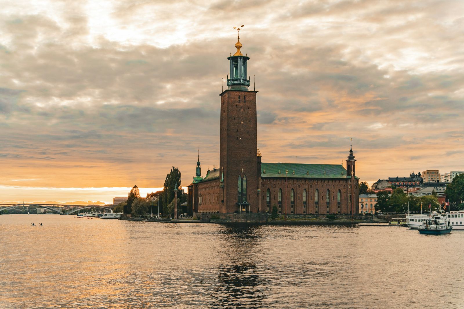 Stockholms stadshus vid vattnet i kvällsljus
