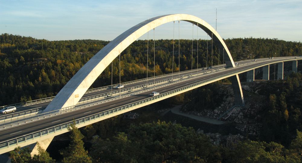 Svinesundsbron på E6 mellan Sverige och Norge med bilar på väg över