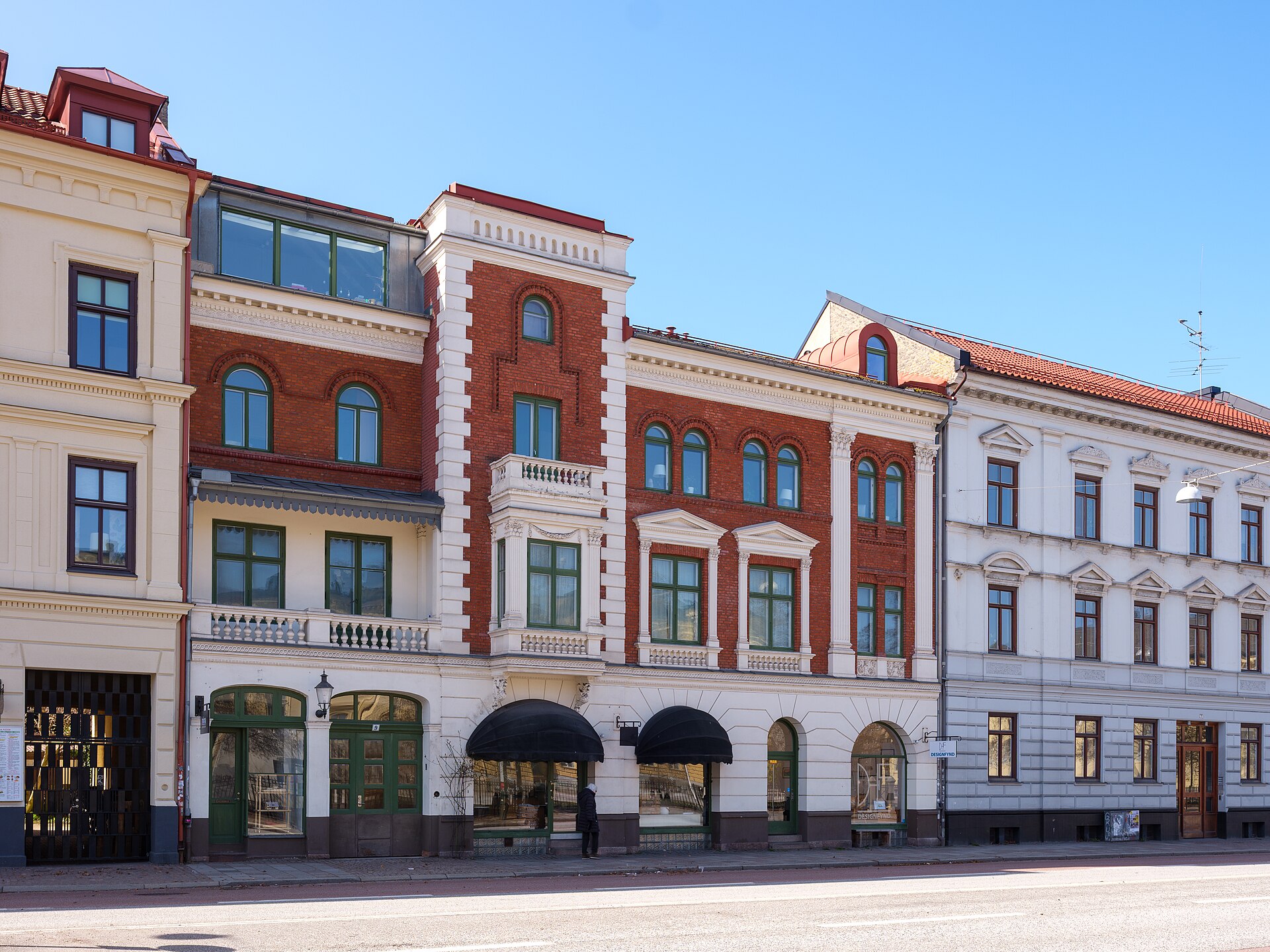 Sekelskiftesfasader i tegel och puts längs Amiralsgatan i Malmö