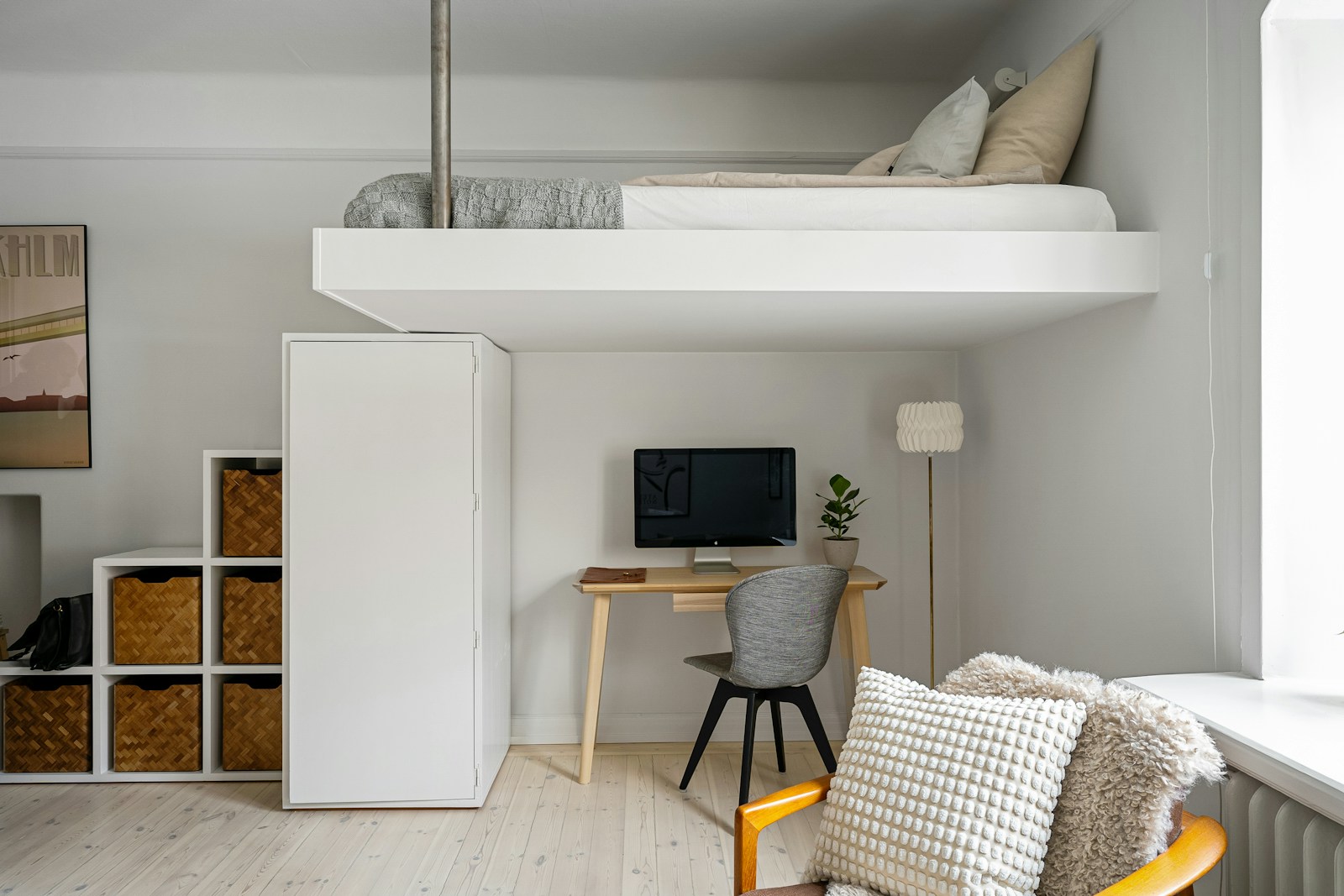 Möblerad studentlägenhet med loftsäng, skrivbord och stuga i Scandi-stil