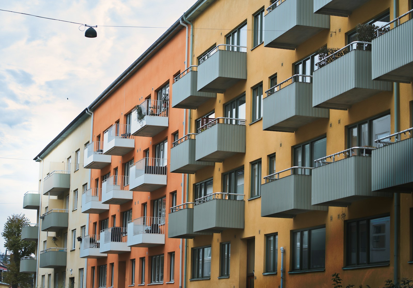 Fasad med färgglada balkonger på ett svenskt flerbostadshus