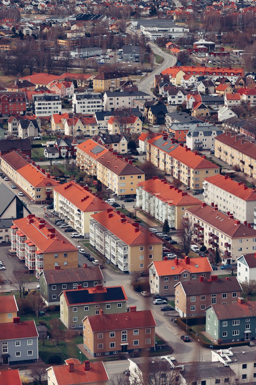 Flygbild över flerbostadshus och villor i en svensk stad