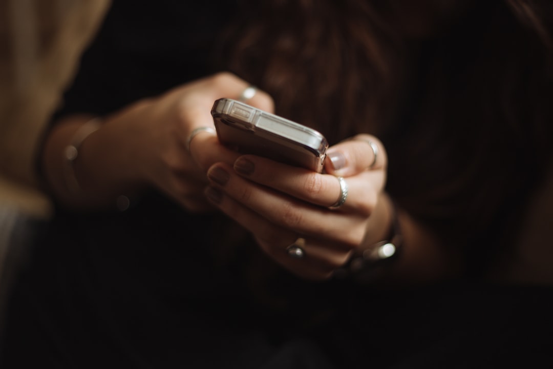 En person läser ett nyhetsbrev i mobilen