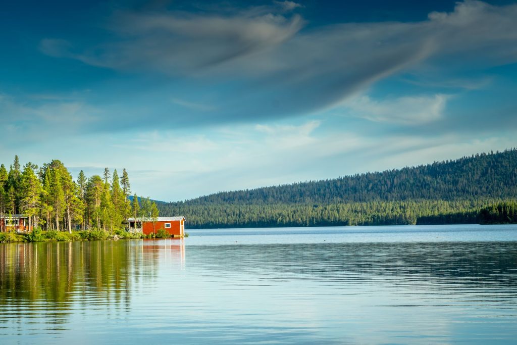 Sjö omgiven av skog i Dalarna