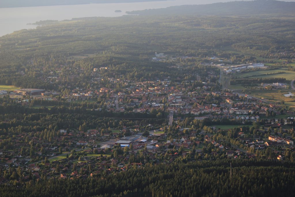 Flygfoto över Leksand med sjön Siljan i bakgrunden i kvällsljus