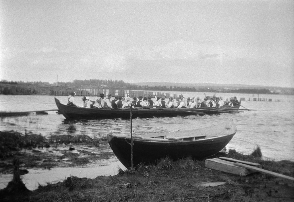 Kyrkbåt med roddare på väg ut på Siljan, historisk bild från Mora i början av 1900-talet