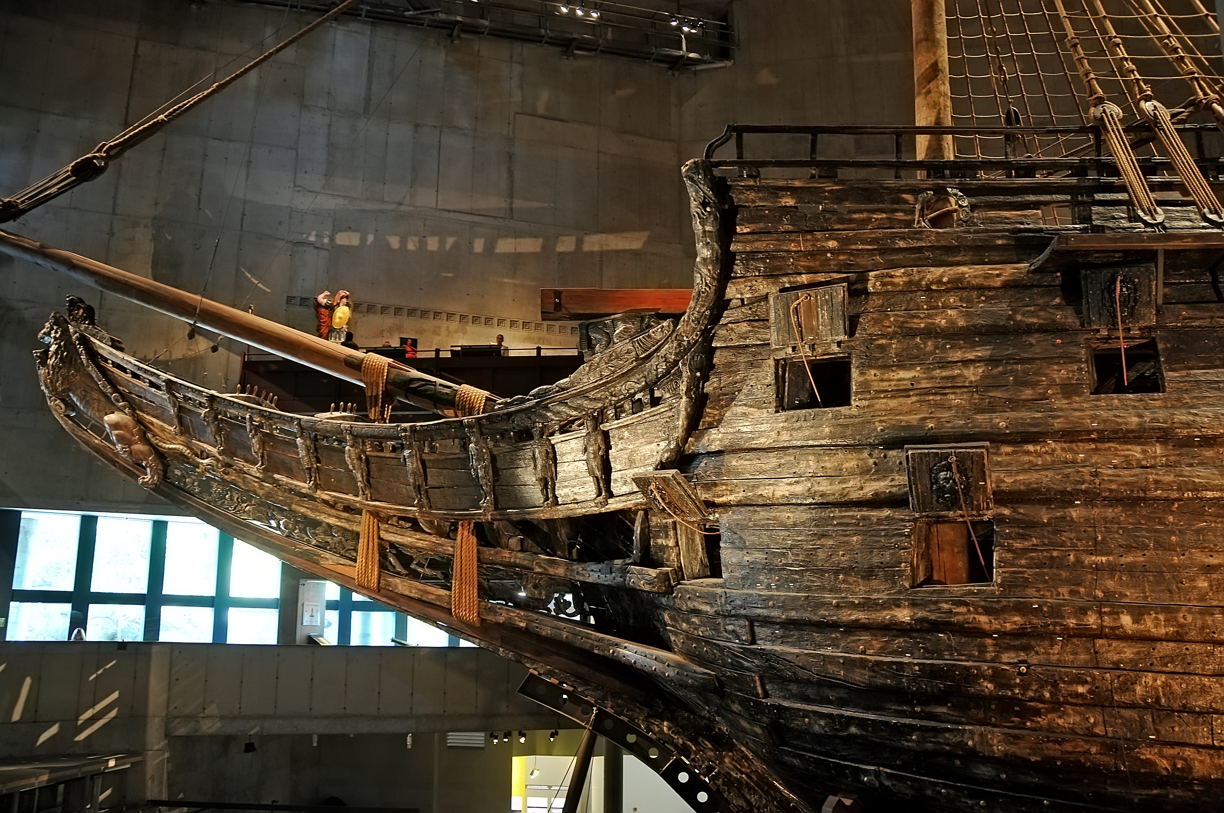 Det bevarade örlogsskeppet Vasa i fullskala inne i Vasamuseet
