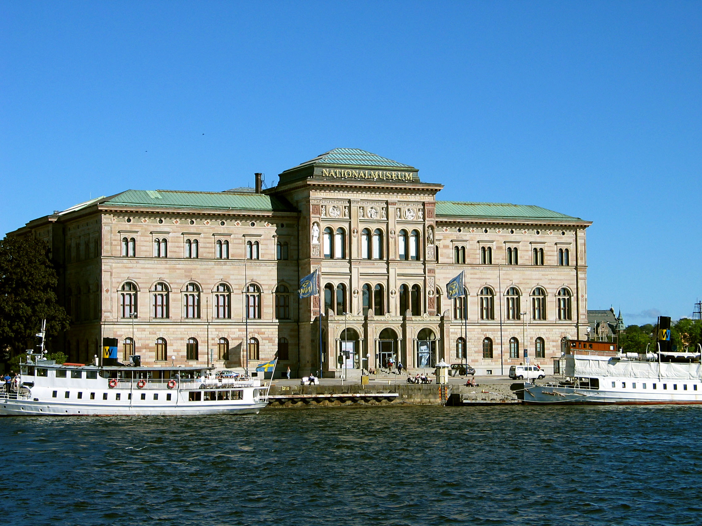 Nationalmuseums nyrenässansfasad vid vattnet på Blasieholmen i Stockholm