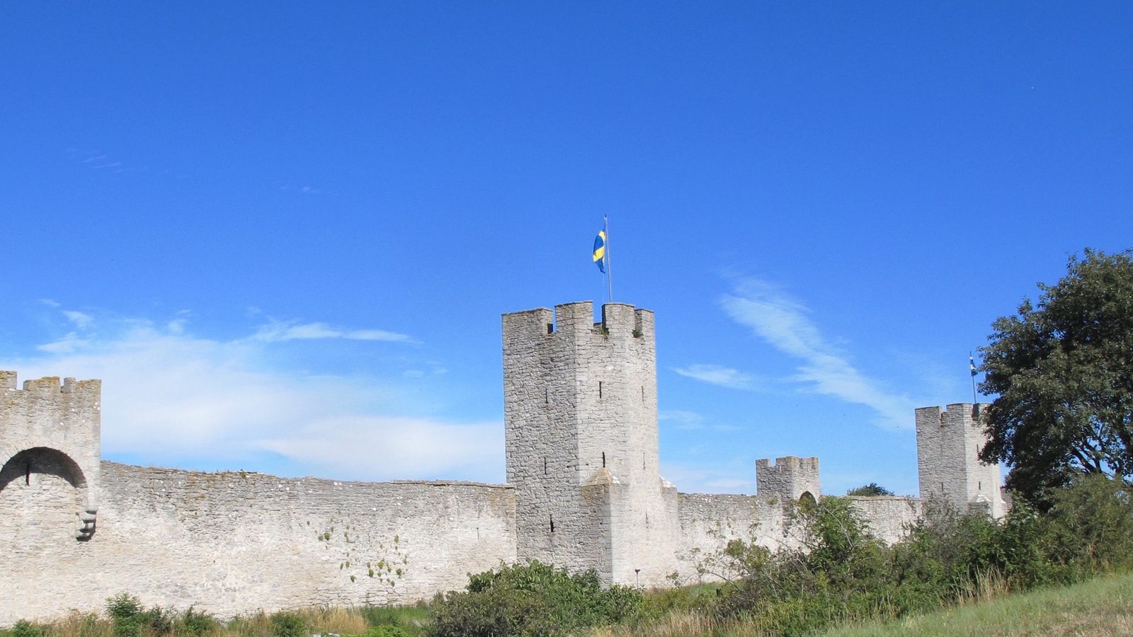 Den medeltida ringmuren i Visby på Gotland, ett av Sveriges världsarv