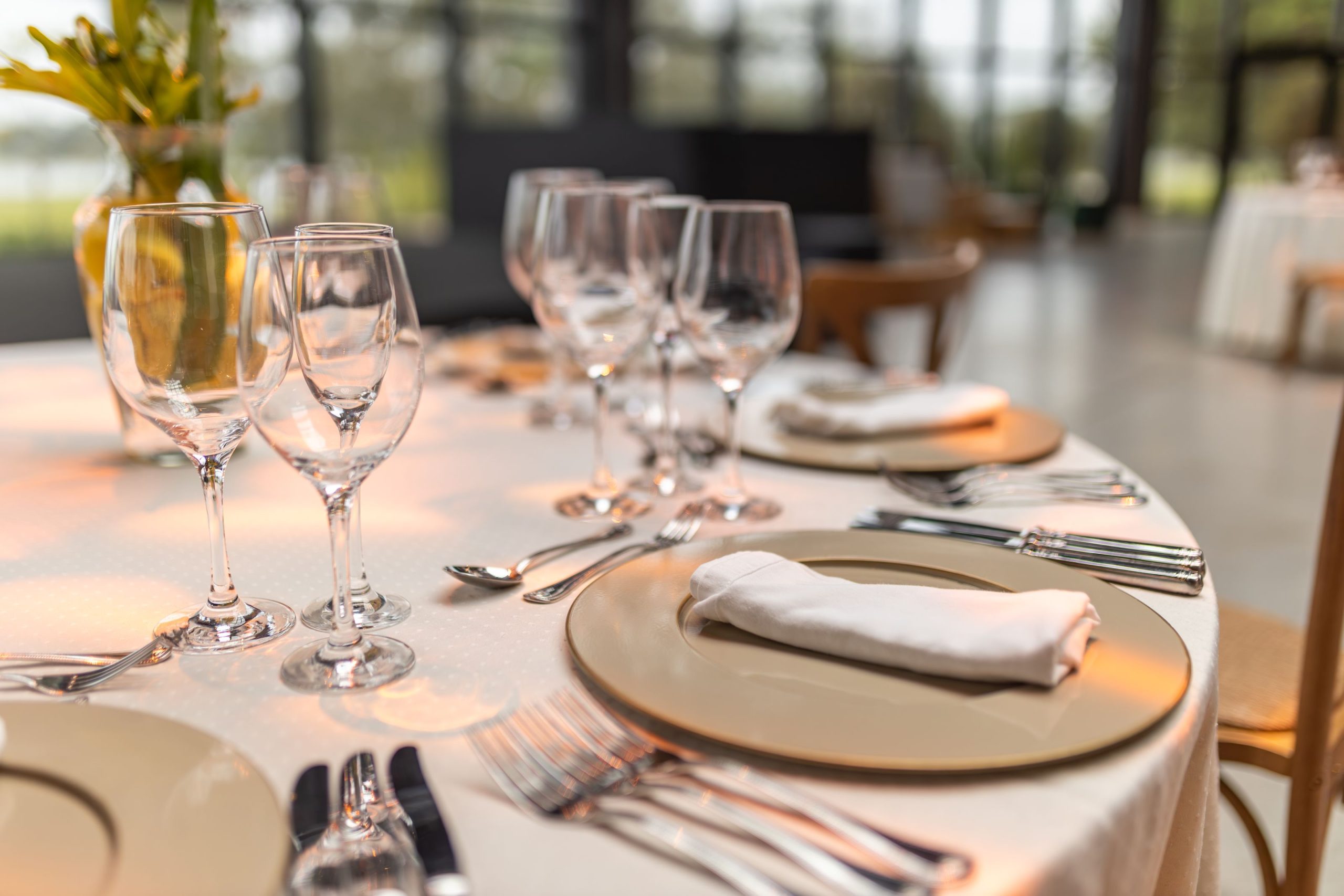 Elegant dukat festbord med glas och servetter