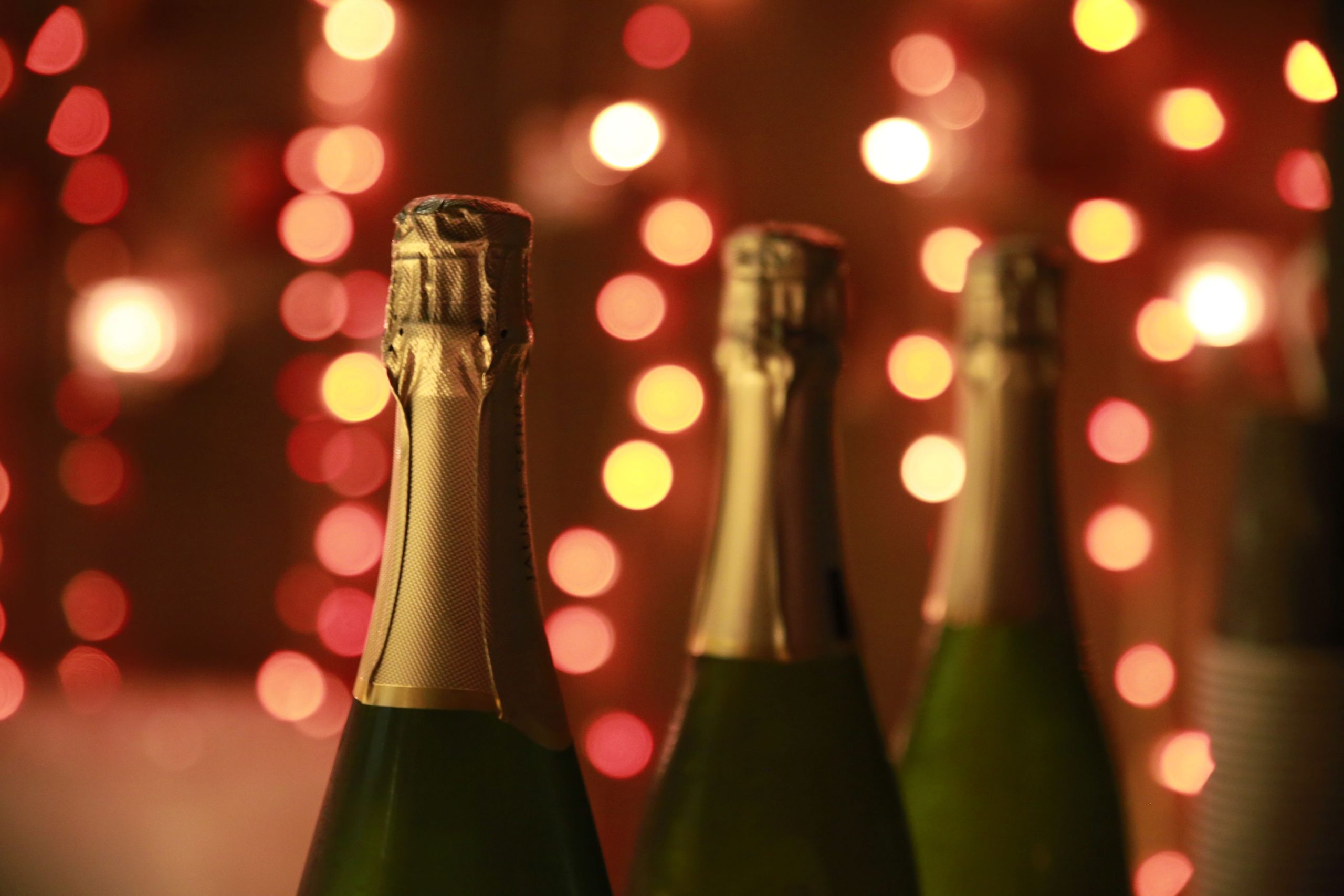 Champagneflaskor med festliga ljus inför nyårsfest