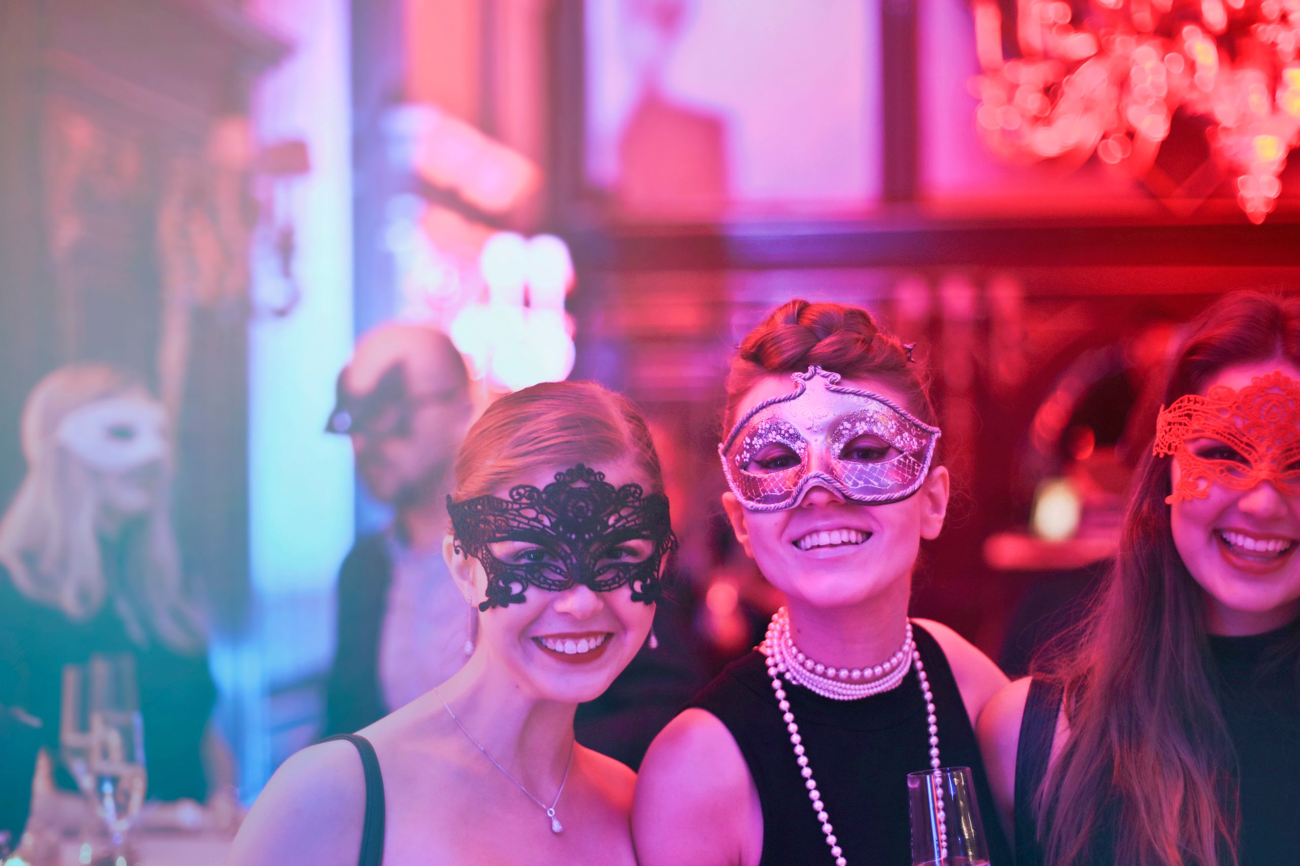 Maskeradtema med masker på en fest