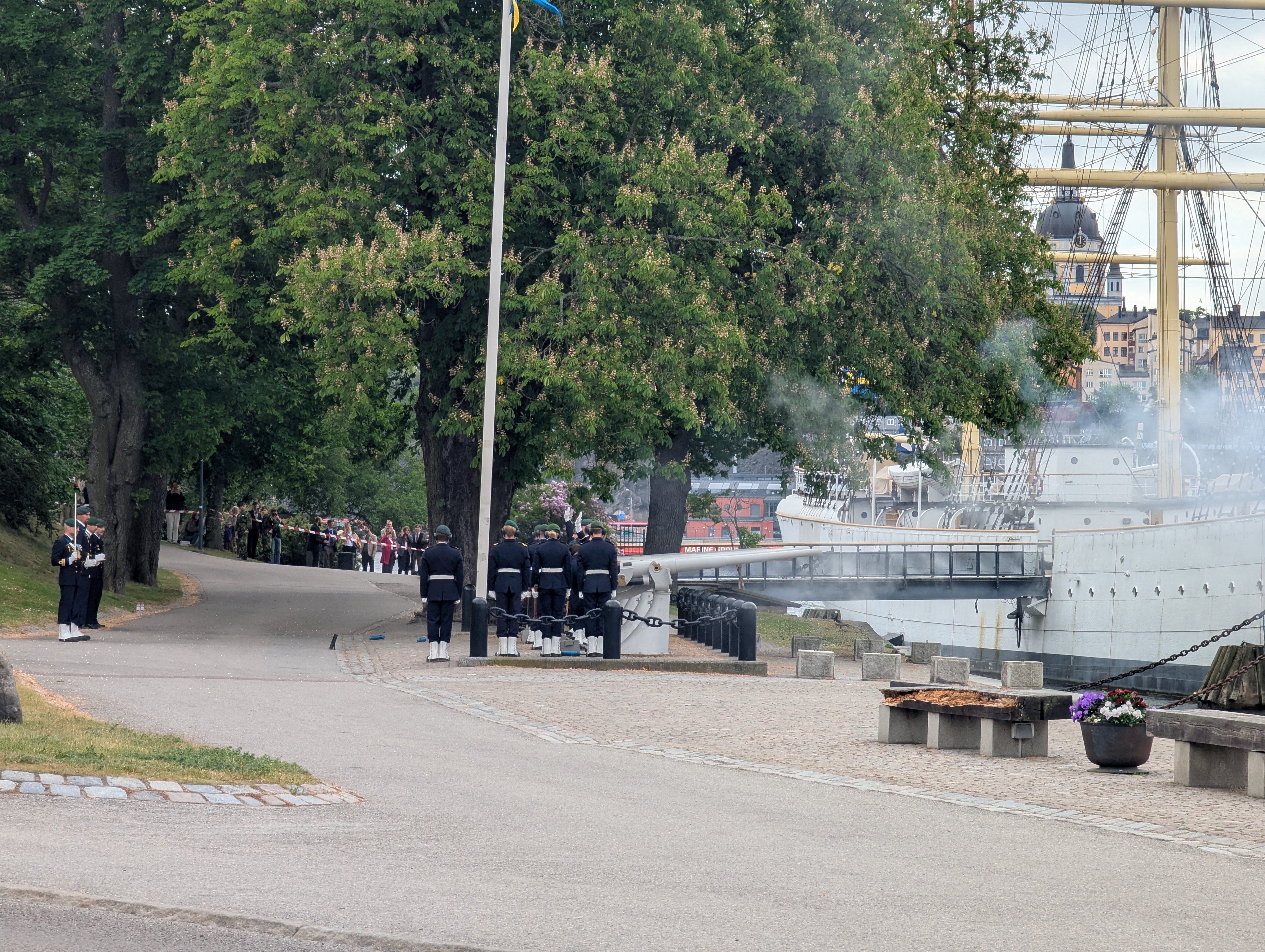 Salutbatteri med uniformerad personal avfyrar kanonskott vid Skeppsholmen