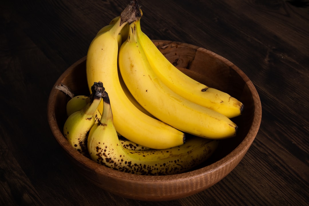 Mogna bananer i en träskål