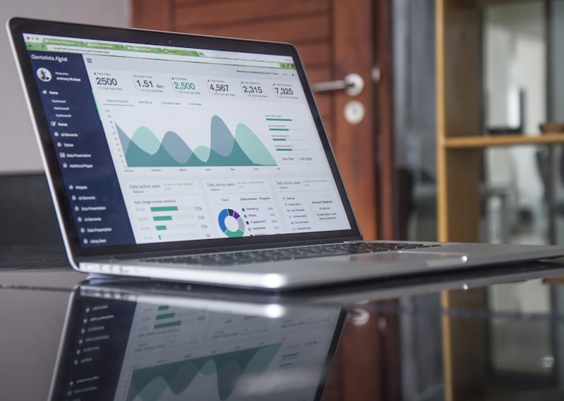 Marknadsföringsdashboard med tillväxtdiagram på en bärbar dator