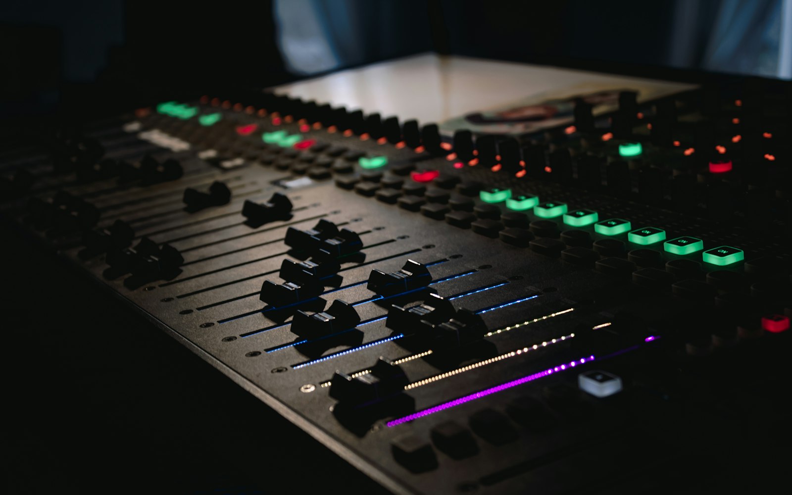 Mixerbord med faders och färgade indikatorer
