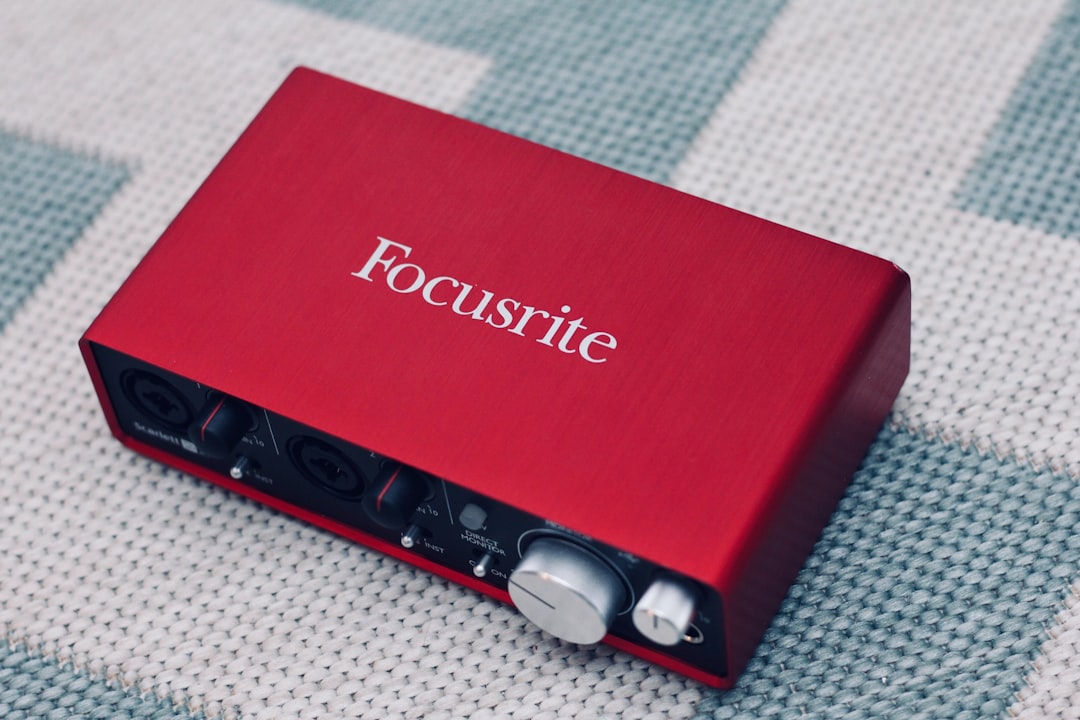 Rott Focusrite Scarlett ljudinterface med ratt och ingangar